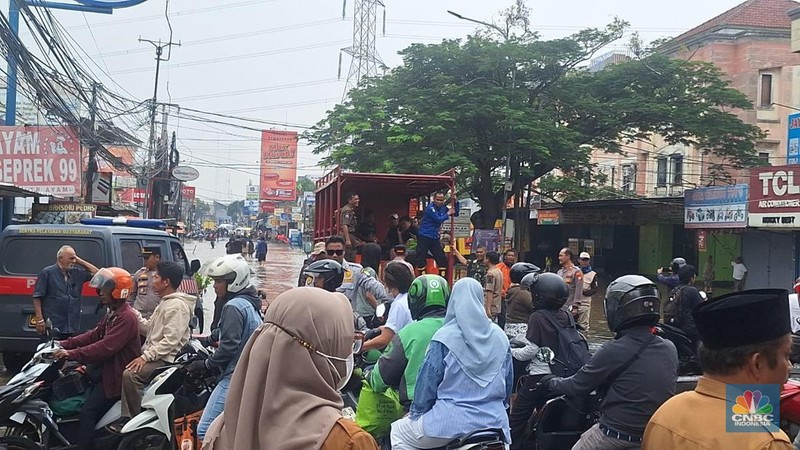 Penampakan Jalan Ciledug Raya Tangerang Lumpuh Diterjang Banjir