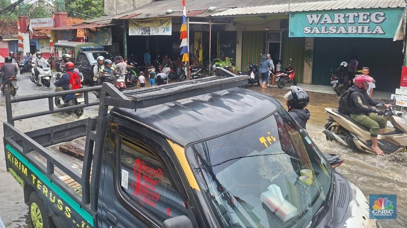 Penampakan Jalan Ciledug Raya Tangerang Lumpuh Diterjang Banjir