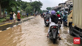 Lalu lintas di Jatinegara Barat Lumpuh Imbas Banjir