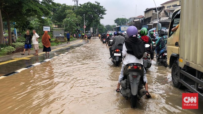 Lalu lintas di Jalan Jatinegara Barat lumpuh karena banjir merendam jalan tersebut. Motor yang mencoba menerabas genangan air, banyak yang mogok.