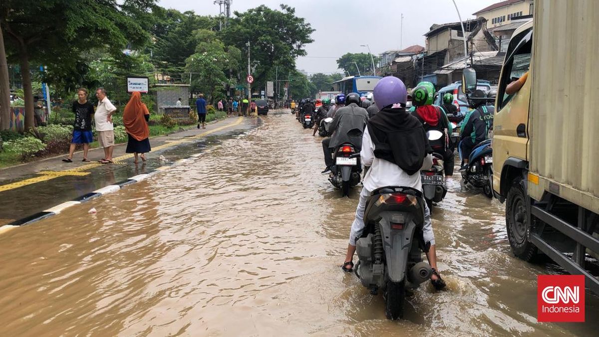 Lalu lintas di Jatinegara Barat Lumpuh Imbas Banjir