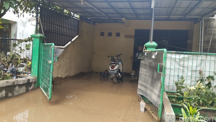 Kondisi paca-banjir kawasan Vila Nusa Indah, Bekasi, 4 Maret 2025, jelang siang. (Maulana Ilhami Fawdi/detikcom)