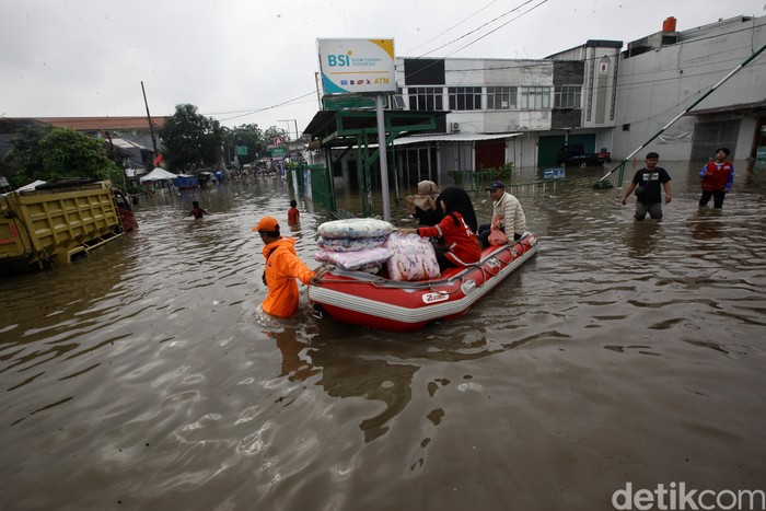 Banjir merendam Jalan Pondok Aren Raya tepatnya di depan Pasar Ceger Jurangmangu, Tangerang Selatan. Lalu lintas terputus, pedagang pasar terganggu.