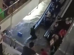 Bekasi Lumpuh, Netizen Kaget Banjir Masuk ke Mall Bekasi