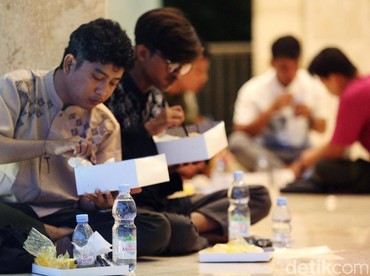 Apakah Boleh Makan Sahur Saat Sudah Masuk Waktu Imsak? Ini Penjelasannya