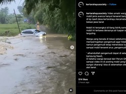 Viral Mobil Hanyut Terseret Banjir di Bekasi, Sopir Berusaha Selamatkan Diri