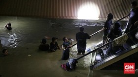 FOTO: Berjibaku Selamatkan Dagangan di Mega Bekasi Hypermall