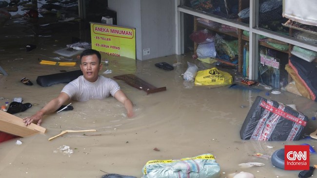 Salah satu kepala toko pakaian di Mega Mall Bekasi mengalami kerugian signifikan imbas bencana banjir yang merendam dua tokonya.