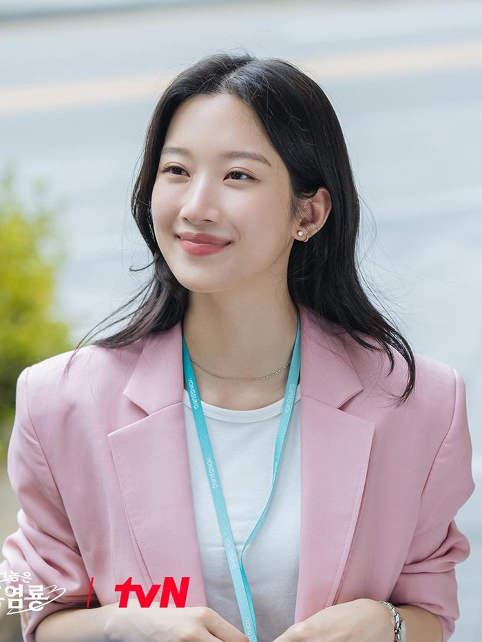 Berperan sebagai pemimpin tim perencana, sang aktris banyak menunjukkan style untuk office look yang bisa menjadi inspirasi outfit ke kantor, Beauties./ Foto: tvN