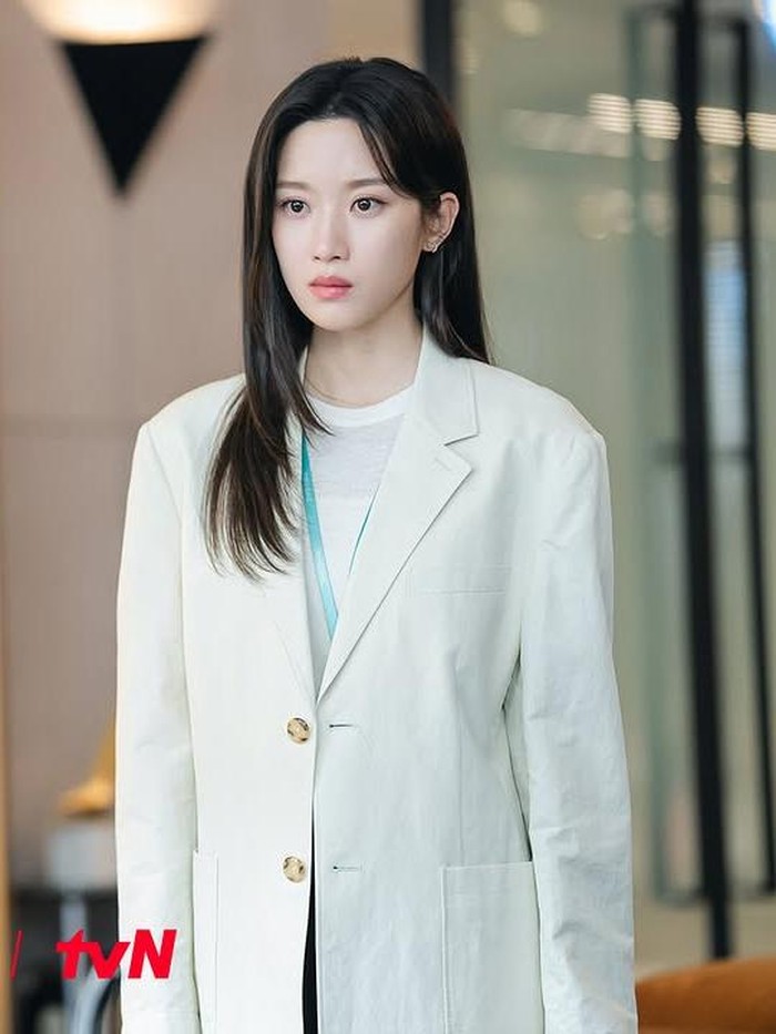 Ia banyak menggunakan warna-warna netral maupun warna-warna pastel untuk outfit seperti blazer, kemeja, vest, blouse, dan lainnya./ Foto: tvN