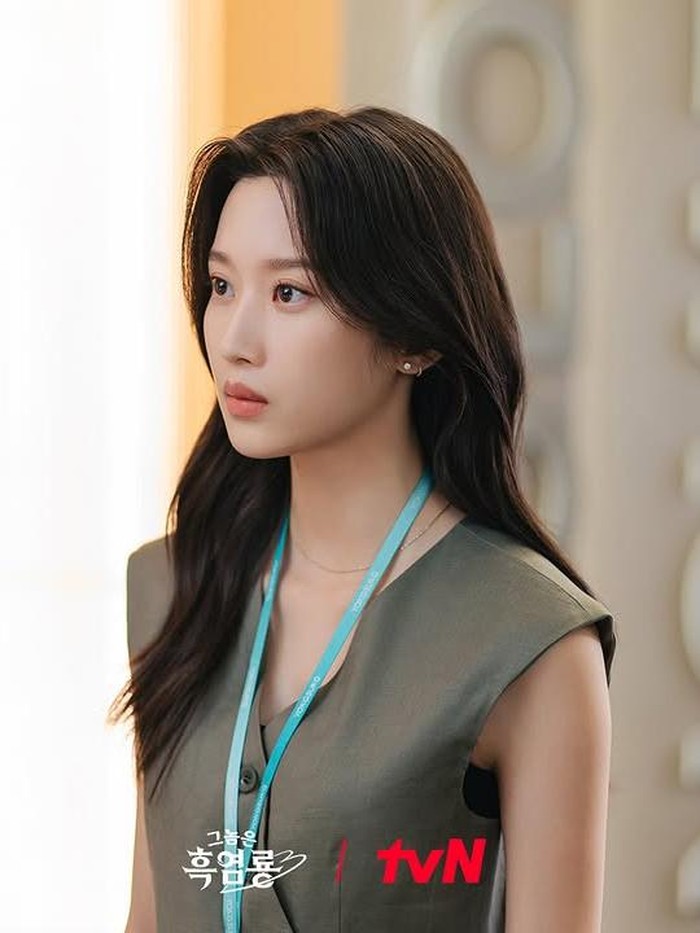 Nah, kamu tertarik mencoba office look ala Moon Ga Young ini nggak, Beauties?/ Foto: tvN