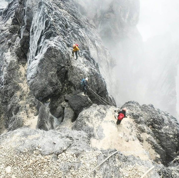 <p>Nadine menyebut bahwa gunung tidak berniat jahat pada manusia. Gunung justru menyediakan ruang untuk manusia yang ingin menyapa alam. "Gunung tidak pernah berniat jahat, dia selalu menyediakan ruang untuk manusia yang ingin menyapa alamnya dan mengingatkan kita untuk selalu merangkul manusia lainnya. Hello Cartensz Pyramid, saya belajar banyak dan <em>thank you</em>," tuturnya. (Foto: Instagram: @nadinelist)</p>