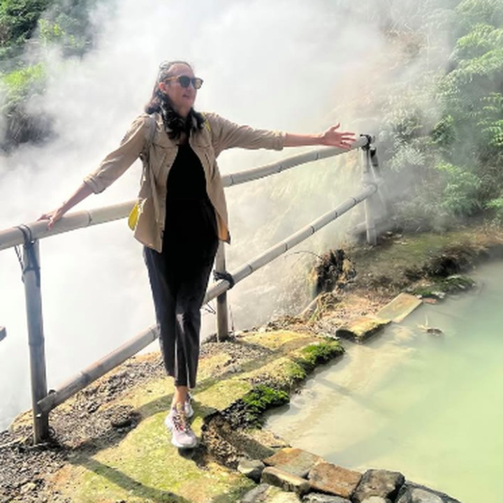 <p>Pada Mei 2016, Nadine juga pernah menaklukkan Puncak Carstensz Pyramid yang berada di Mimika, Papua Tengah. Ini merupakan lokasi di mana dua pendaki wanita, Ellie Wijayanti dan Elsa Laksono meninggal dunia karena hipotermia, baru-baru ini. (Foto: Instagram: @nadinelist)</p>
