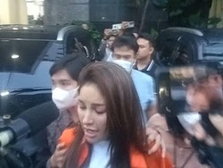Ditahan Polisi, Ini Penampakan Nikita Mirzani Berbaju Oranye