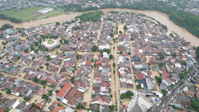 Banjir merendam belasan kecamatan di Kabupaten dan Kota Bekasi, akibat hujan dengan intensitas tinggi pada Senin (3/3) malam hingga Selasa (4/3).