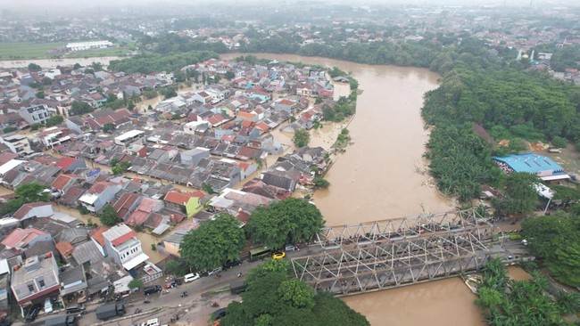 Sebagian warga Bekasi yang terdampak banjir memilih bertahan di lantai 2 rumah mereka. BNPB jamin pemenuhan kebutuhan dasar.