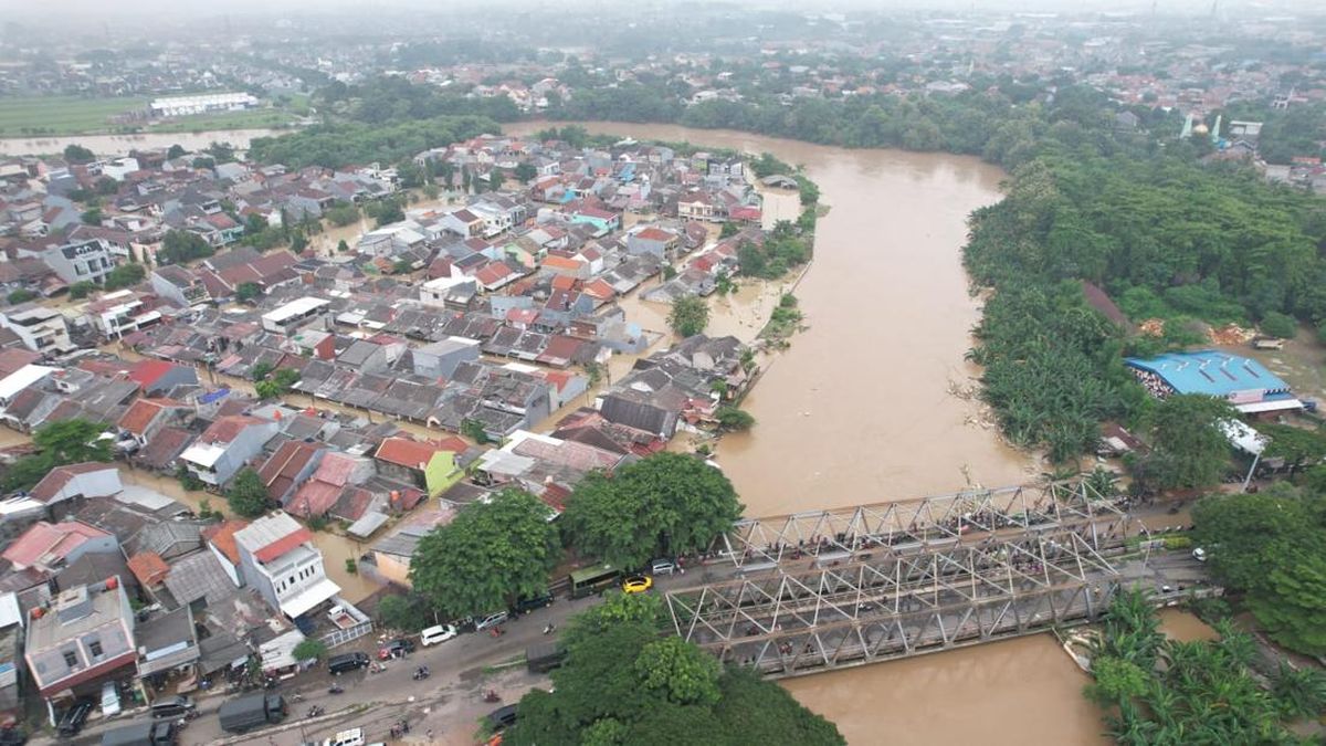 Banjir Bekasi, Sebagian Warga Pilih Mengungsi di Lantai 2 Rumah