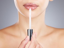 5 Perbedaan Lip Oil vs Lip Gloss, Mana yang Terbaik Bikin Bibir Berkilau?