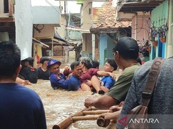 Banjir 3,5 Meter di Kebon Pala Sulitkan Evakuasi, Akses Jalan Hanya Berenang