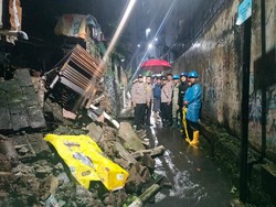 Pondasi Dua Rumah di Ciputat Timur Longsor Akibat Hujan Deras