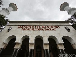 Kondisi Memprihatinkan Masjid Raya Bandung Terungkap Saat Hujan Deras