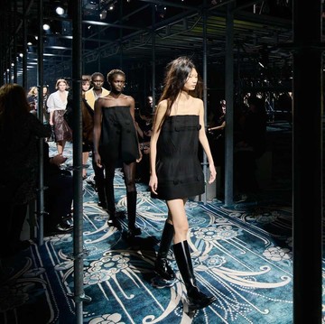 img-title Koleksi Prada Fall/Winter 2025 Interupsi Makna Feminitas Modern