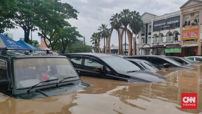 Banjir terjadi kawasan Bekasi, Jawa Barat, Selasa (4/3). Puluhan mobil terendam banjir di sekitar Ruko Grand Galaxy City, Bekasi.