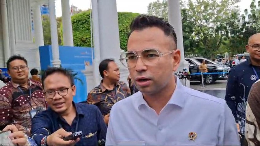 Utusan Khusus Presiden Bidang Pembinaan Generasi Muda dan Pekerja Seni Raffi Ahmad tiba di kompleks Istana Negara&comma; Jakarta&comma; Selasa &lpar;4&sol;3&sol;2025&rpar;&period; Raffi datang ke Istana untuk memenuhi undangan buka puasa bersama Presiden Prabowo Subianto&period;