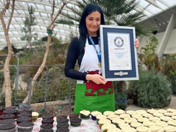 Keren! Rekor Dunia Bikin Cupcake Tercepat, 66 Buah dalam 3 Menit