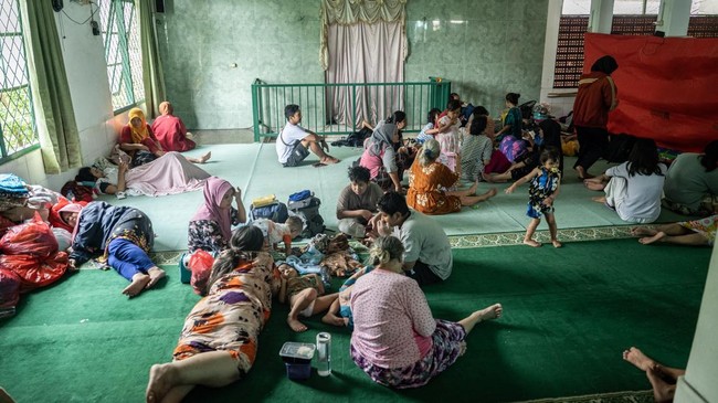 BPBD DKI mencatat sebanyak 996 warga mengungsi di 17 lokasi berbeda karena rumahnya terendam banjir akibat luapan air sungai dan hujan intensitas tinggi.