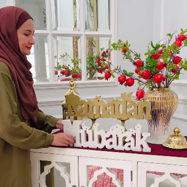 <p>Natalie juga menambahkan pernah pernik lainnya dengan sentuhan warna gold dan merah. Ia turut memajang tulisan 'Ramadan Mubarak' di atas meja. (Foto: Instagram: @natalie_sarahs)</p>