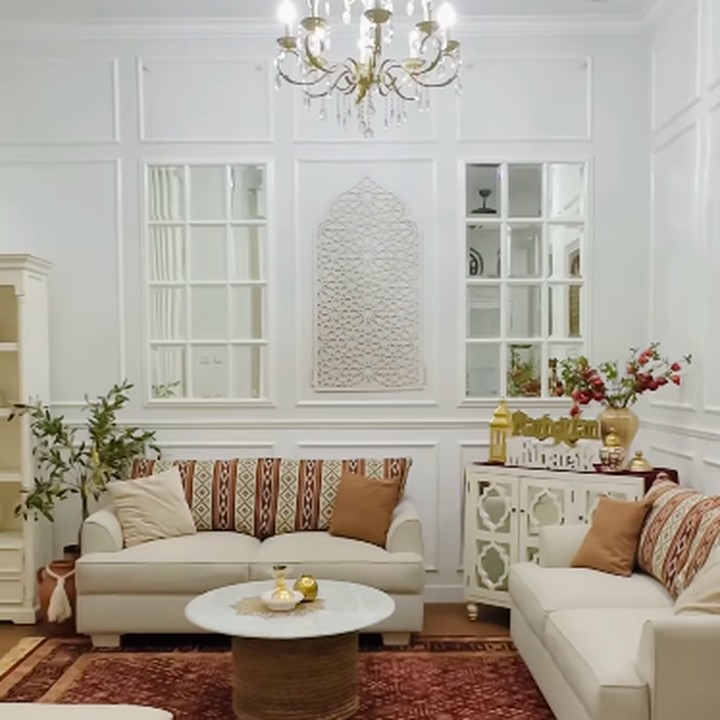<p>"Marhaban ya Ramadhan. <em>Assalamualaikum</em>. Nungguin ya konten dekor bebenah rumah aku. <em>MasyaAllah Tabarakallah</em>, kali ini meriah dan derah dengan nuansa Arabian yang <em>Homey</em>. Berhubung ada acada di rumah, kita sambut juga tamu keluarga dengan bahagia bersama di bulan mulia," tuturnya dengan menyisipkan emotikon hati. (Foto: Instagram: @natalie_sarahs)</p>