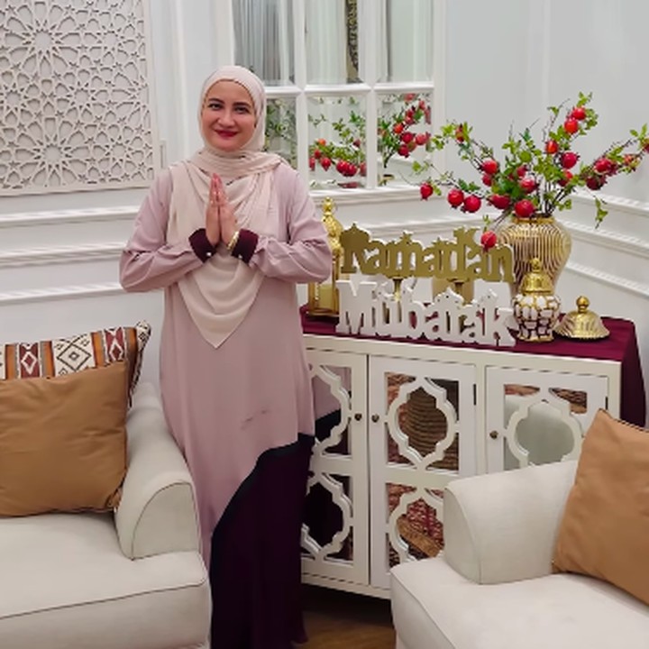 <p>Artis cantik Natalie Sarah gemar mendekorasi ruangan di rumahnya, Bunda. Di Ramadhan kali ini, dekorasinya pun dibuat menyesuaikan dengan nuansa yang lebih Islami. (Foto: Instagram: @natalie_sarahs)</p>