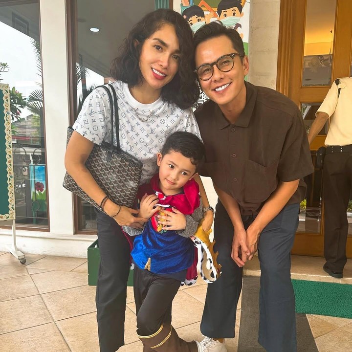 <p>Ussy Sulistiawaty memiliki lima orang anak, Bunda. Si bungsu Sakalingga Ibra Pratama, selalu menarik perhantian netizen. (Foto: Instagram: @ussypratama)</p>