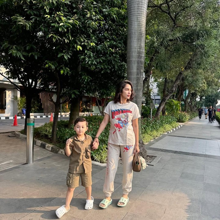 <p>Meski baru berusia empat tahun, gaya Saka selalu membuat netizen terpana nih, Bunda. Pasalnya, <em>outfit</em> yang dikenakan Saka selalu <em>stylist</em> dan tidak pernah gagal. (Foto: Instagram: @ussypratama)</p>