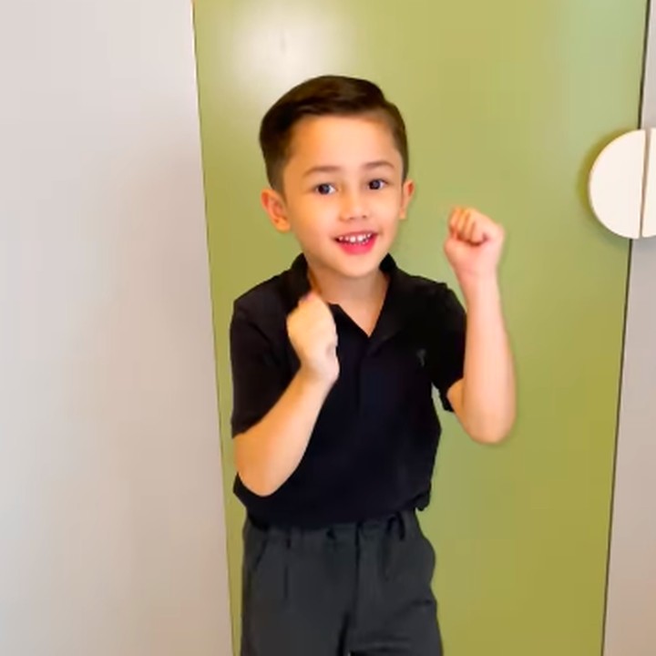 <p>Pada gaya lainnya, Saka terlihat tampan dengan kaos polo hitam dan celana bahan warna senada. Rambutnya yang disisir rapi mirip seperti sang Ayah, Andhika Pratama. (Foto: Instagram: @ussypratama)</p>