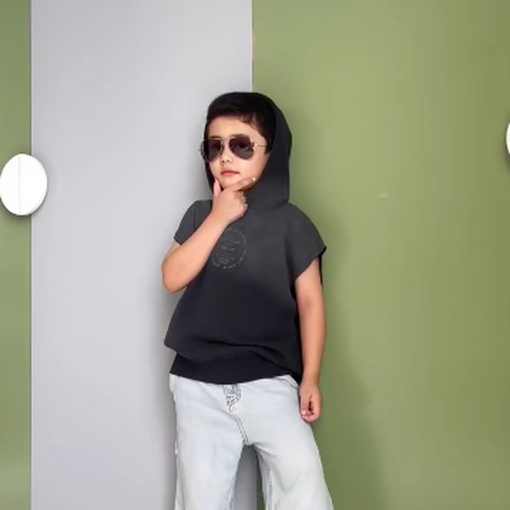 <p>Tahun ini, Saka akan genap berusia 5 tahun. Wajah Saka pun kerap mencuri perhatian netizen lantaran gaya berpakaiannya yang modis seperti sang ayah, Andhika Pratama.  (Foto: Instagram: @ussypratama)</p>