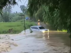 Viral Mobil di Bekasi Hanyut Ditelan Arus Usai Nekat Terobos Banjir