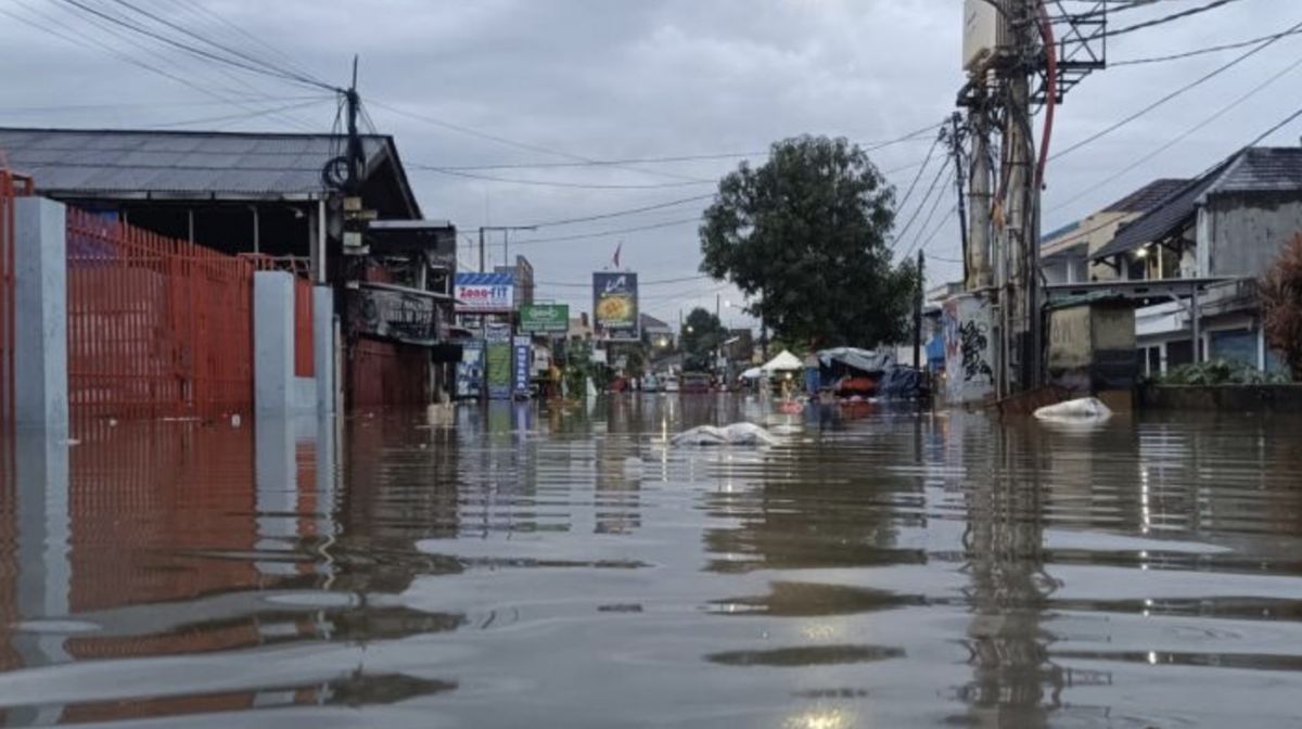 1.000 Keluarga Kena Dampak Banjir Tangsel, Pasar Ceger Terendam