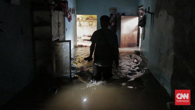 Puluhan rumah di Perumahan RGS 7, Pancoran Mas, Depok, terendam banjir. Bahkan satu rumah jebol karena tak kuasa menahan debit air.