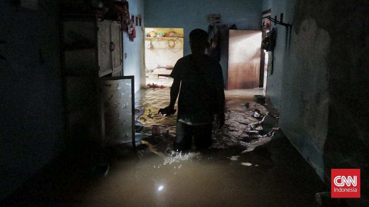 Banjir Terjang Perumahan di Pancoran Mas Depok, 1 Rumah Warga Jebol