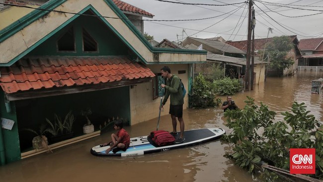 Banjir yang merendam permukiman warga di Jatirasa, Kecamatan Jatiasih, Kota Bekasi, Jawa Barat, mencapai ketinggian 300 cm atau 3 meter.