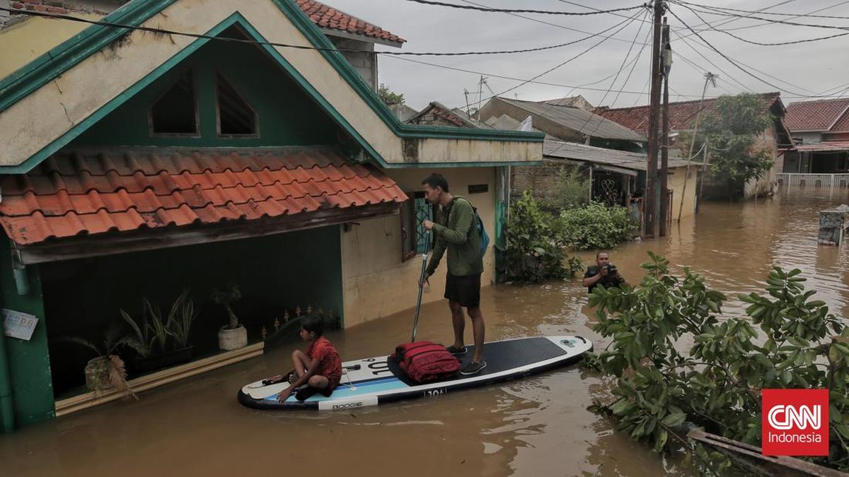 Banjir Jatiasih Bekasi Capai 3 Meter, Warga Terjebak di Genteng