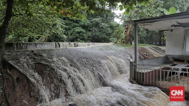 Sejumlah jembatan di Kabupaten Bogor, Jawa Barat, dilaporkan putus akibat bencana banjir, Selasa (4/3). Sementara akan digantikan jembatan bailey.