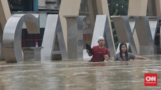 Polisi meluruskan viral warga yang menjebol tembok perumahan Grand Galaxy Bekasi saat banjir mengepung.