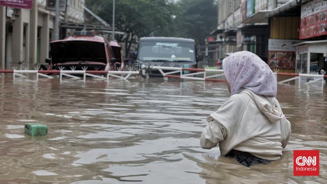 Listya warga Pondok Gede PermainBekasi korban banjir cemas dengan anggota keluarganya yang saat ini masih terjebak di atap rumah, membutuhkan evakuasi.