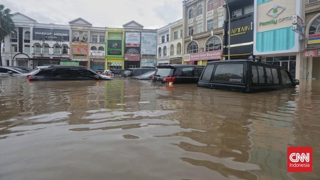 Wali Kota Bekasi Tri Adhianto menyebut menyebut kota pimpinannya lumpuh akibat bencana banjir.