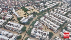 FOTO: Banjir Rendam Grand Galaxy Bekasi