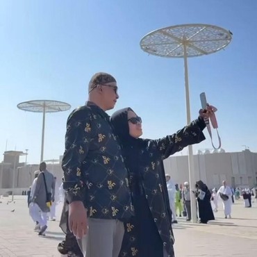 Umrah Bareng, 7 Momen Langka Sus Rini Pamer Suami yang Disebut Mirip Aktor