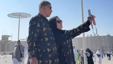img-title Umrah Bareng, 7 Momen Langka Sus Rini Pamer Suami yang Disebut Mirip Aktor